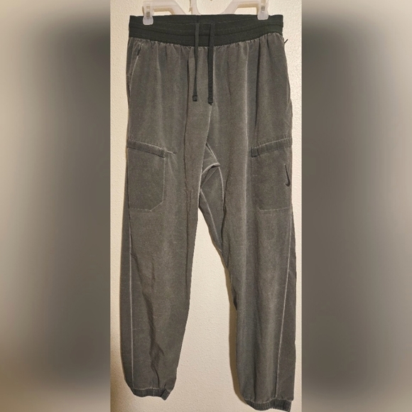 Nike Dri-fit standard fit cargo windbreaker joggers within drawstring sz.M - Picture 1 of 9